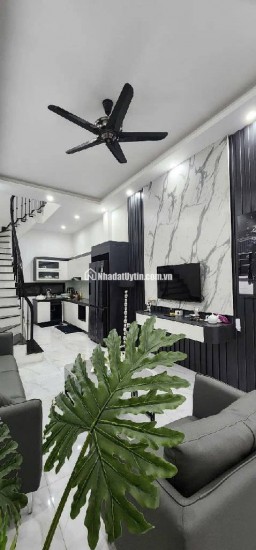 nằm ngay ngã 3 Ba La Dt hơn 40m, mặt tiền 3,5m , 3 tầng , thiết kế hiện đại thoáng mát