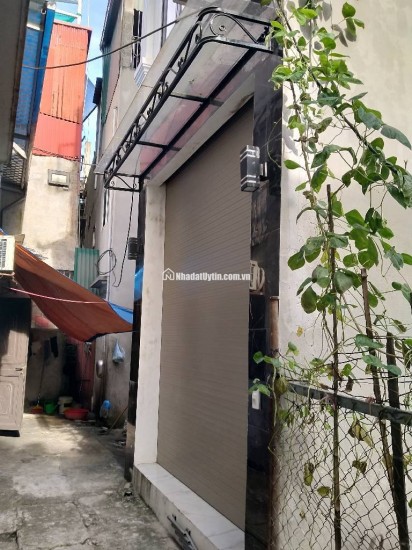 nằm ngay ngã 3 Ba La Dt hơn 40m, mặt tiền 3,5m , 3 tầng , thiết kế hiện đại thoáng mát