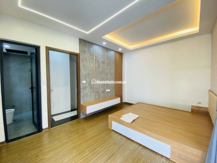 Nhà lô góc với thiết kế hiện đại gần chợ Phùng khoang