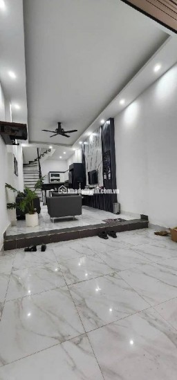 nằm ngay ngã 3 Ba La Dt hơn 40m, mặt tiền 3,5m , 3 tầng , thiết kế hiện đại thoáng mát