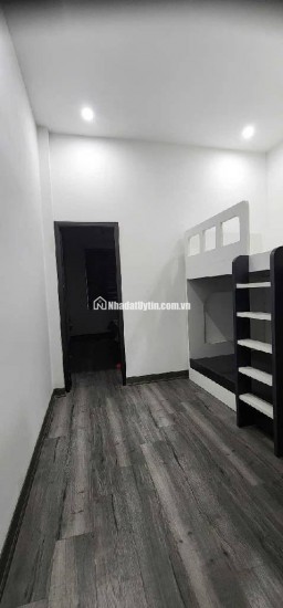 nằm ngay ngã 3 Ba La Dt hơn 40m, mặt tiền 3,5m , 3 tầng , thiết kế hiện đại thoáng mát