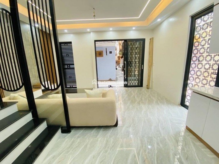 Nhà lô góc với thiết kế hiện đại gần chợ Phùng khoang