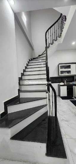 nằm ngay ngã 3 Ba La Dt hơn 40m, mặt tiền 3,5m , 3 tầng , thiết kế hiện đại thoáng mát