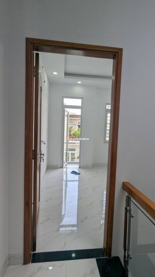 NHÀ ĐẸP HIỆN ĐẠI, HẺM Ô TÔ, NGAY TRUNG TÂM THỦ ĐỨC, GIÁ NHỈNH 6 TỶ.