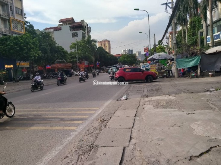 nằm ngay ngã 3 Ba La Dt hơn 40m, mặt tiền 3,5m , 3 tầng , thiết kế hiện đại thoáng mát