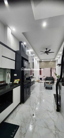 nằm ngay ngã 3 Ba La Dt hơn 40m, mặt tiền 3,5m , 3 tầng , thiết kế hiện đại thoáng mát