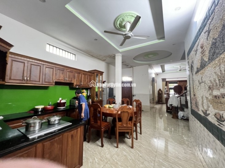 Bán nhà 2 Tầng LÔ GÓC 2 MT hẻm,SHR đường 2 xe hơi,gần trường TH Dĩ An