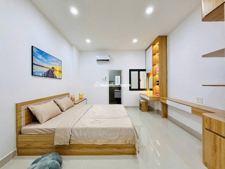 TRUNG TÂM GÒ VẤP - NGAY CÔNG VIÊN LÀNG HOA - 4 TẦNG - 63M² NỞ HẬU - XE HƠI ĐỖ CỬA - NHÀ MỚI FULL NỘI THẤT CAO CẤP.