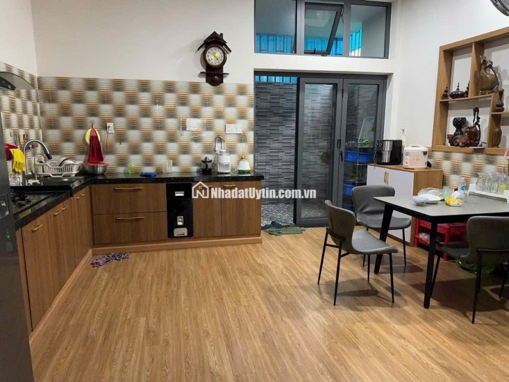Nhà 1 trệt 3 lầu – Kinh doanh căn hộ siêu lợi nhuận
diện tích: Ngang 6m, tổng 138m² Giá bán : 12 tỷXem nhà liên hệ trước 45 phút