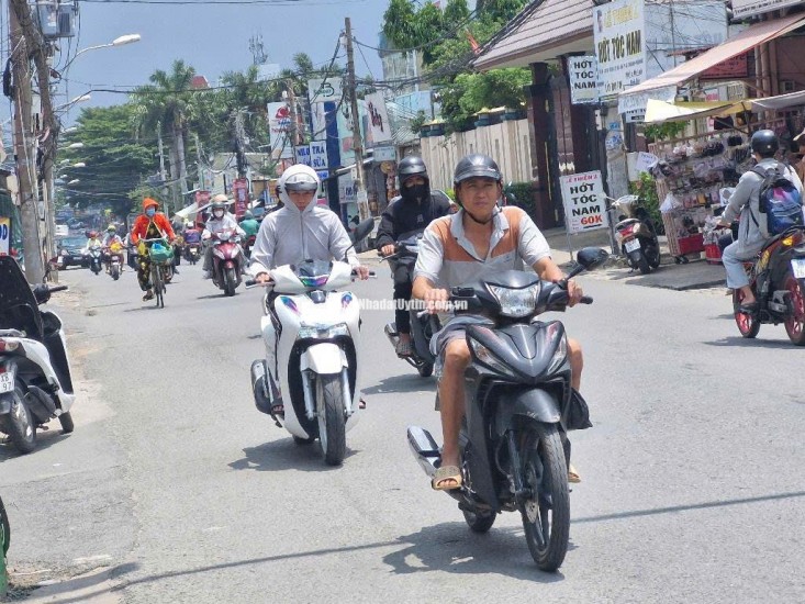 Vị  trí siêu đỉnh, lô góc 3 mặt tiền xe tải tránh, tiện mua ở ,làm văn phòng trụ sở công ty 
98 m2 chỉ 9 tỷ