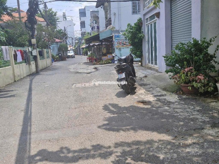 Vị  trí siêu đỉnh, lô góc 3 mặt tiền xe tải tránh, tiện mua ở ,làm văn phòng trụ sở công ty 
98 m2 chỉ 9 tỷ