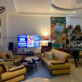 Nhà dt cực tốt 200m2 đất đường Hiệp Bình nội thất full đẹp giá có hơn 8 tỷBán nhà phong cách nghỉ dưỡng, gần chợ Hiệp Bình, ôtô đến tận cổng. Diện tích sổ hồng 200m2, 3 phòng ngủ, phòng khách lớn, sân rộng có 4 cây xoài & mận lâu năm,  Tặng toàn bộ nội th