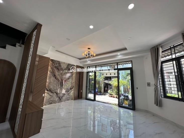 BÌNH TÂN - LÔ GÓC HAI MẶT TIỀN - KẾT CẤU 4 TẦNG BTCT - HẺM XE HƠI ĐỖ CỬA - NHÀ MỚI VÀO Ở NGAY - FULL NỘI THẤT SỊN SÒ - NHỈNH 6 TỶ