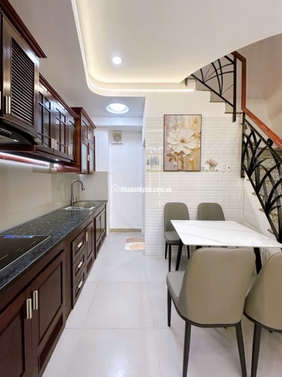 SIÊU VIP NGUYỄN ĐÌNH CHÍNH PHÚ NHUẬN - 3 TẦNG BTCT HOÀN CÔNG ĐỦ - MỚI ĐẸP FULL NỘI THẤT - DT 4.5x7 XÂY FULL - SD 65M2 - CHỈ 5.x TỶ.