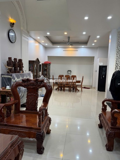 Cho thuê căn biệt thự đường 23, Hiệp Bình Chánh, nhà xây 1 trệt 2 lầu, sân thượng. DT 8x15