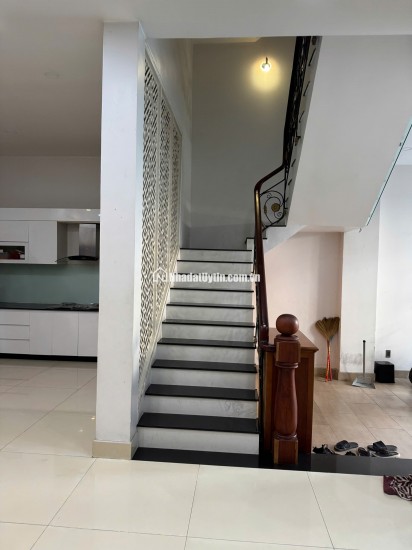 Cho thuê căn biệt thự đường 23, Hiệp Bình Chánh, nhà xây 1 trệt 2 lầu, sân thượng. DT 8x15