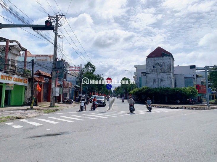 NHÀ PHỐ BÌNH THUỶ,CẦN THƠ – 10x60m(600m2) – 1 trệt 1 lầu – khu vực trung tâm – Giá bán 35 tỷ ( có thương lượng )