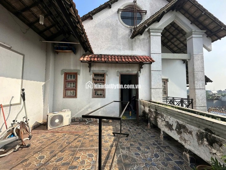 Bán nhà mặt tiền Dương Công Khi, Hóc Môn. DT 200m2, 3 tầng, 6PN. Sổ hồng, giá 15 tỷ.