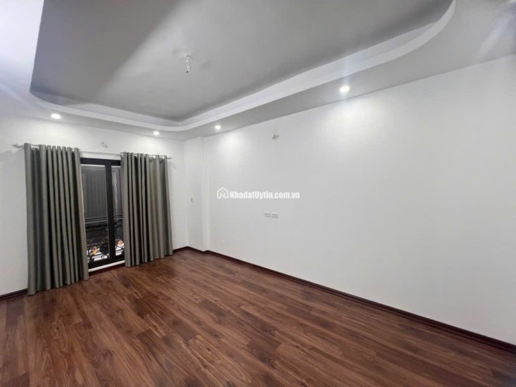 SIÊU HÓT - BÁN NHÀ TRUNG TÂM THẠCH BÀN- 30M², MT 4.5 M - 5 tầng – CHỈ 6.X TỶ,  Ô TÔ TRÁNH