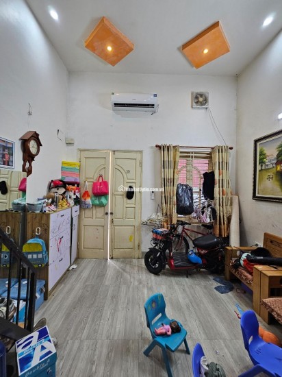 Bán nhà C4 Ngọc Thuỵ 35m lô góc oto qua nhà chỉ 4 tỷ hơn xíu. LH 0936123469