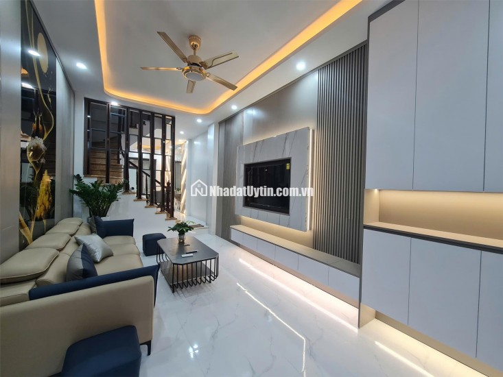 Bán nhà riêng Hoàng Mai, giá 10.6 tỷ, DT 48m2, nhà đẹp mới koong 10m ô tô gần