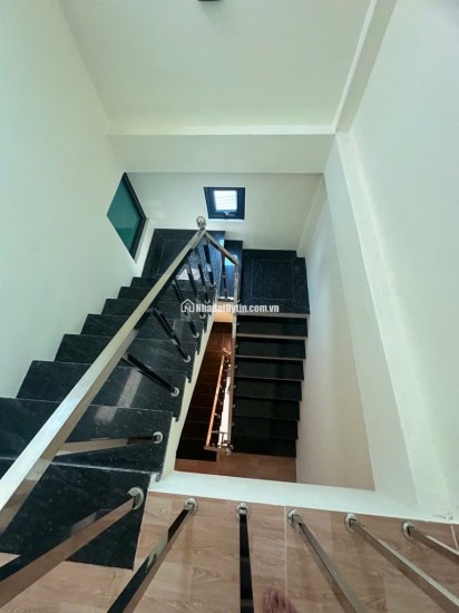 Bán nhà ngõ 465 Ngọc Thuỵ 40m x 3T oto tránh, oto vào nhà chỉ nhỉnh 6 tỷ. LH 0936123469