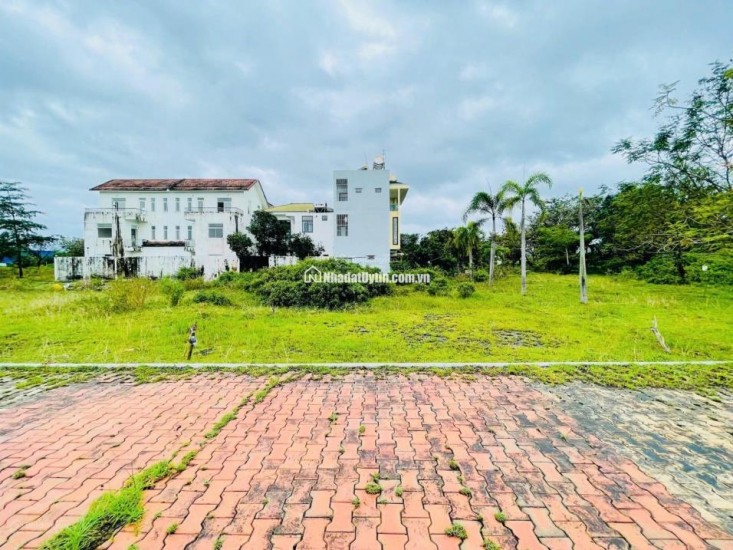 Bán đất thổ cư 250m2 đường Nguyễn Tất Thành, Liên Chiểu, Đà Nẵng. Giá 8 tỷ, sổ đỏ, hướng Đông Nam. LH: 0877661879