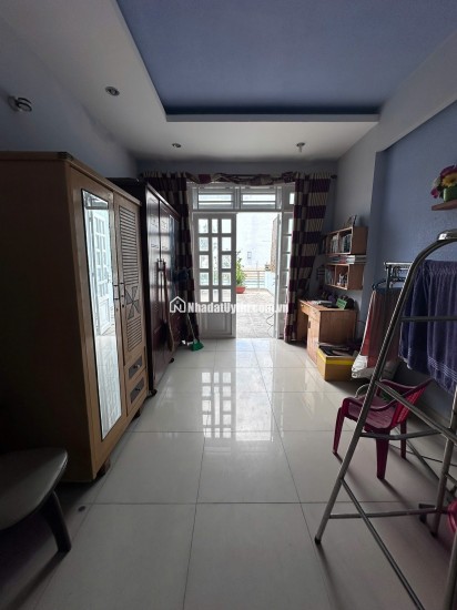 Nhà HXH đường ĐHT02, sát chợ, 5 x 18m, 4 tấm, 7 PN