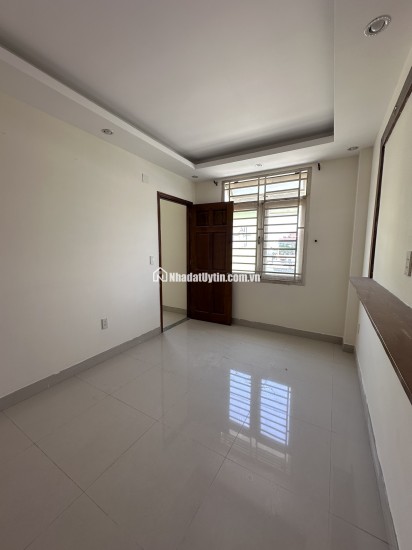 Nhà HXH đường ĐHT02, sát chợ, 5 x 18m, 4 tấm, 7 PN