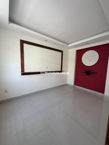 Nhà HXH đường ĐHT02, sát chợ, 5 x 18m, 4 tấm, 7 PN