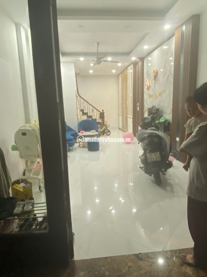 Tôi bán gấp căn nhà đẹp ở luôn ngõ 101 Thanh Nhàn, 38m2, 5 tầng, 6 phòng ngủ giá 12  tỷ có TL