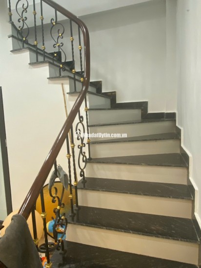 Tôi bán gấp căn nhà đẹp ở luôn ngõ 101 Thanh Nhàn, 38m2, 5 tầng, 6 phòng ngủ giá 12  tỷ có TL