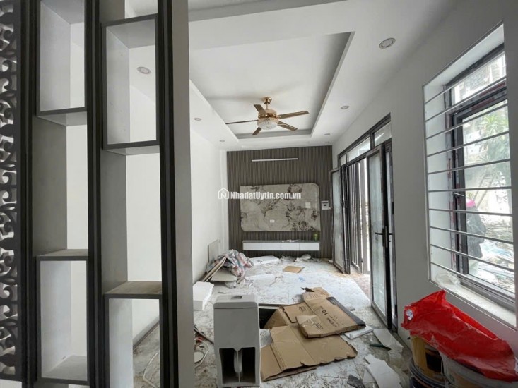 Bán nhà Đức Giang, 30m, Tiện ích ngập tràn, Nhà mới xây. Nội thất cơ bản . Sổ đỏ cất két. Gía chỉ 6x tỷ ( có tl)