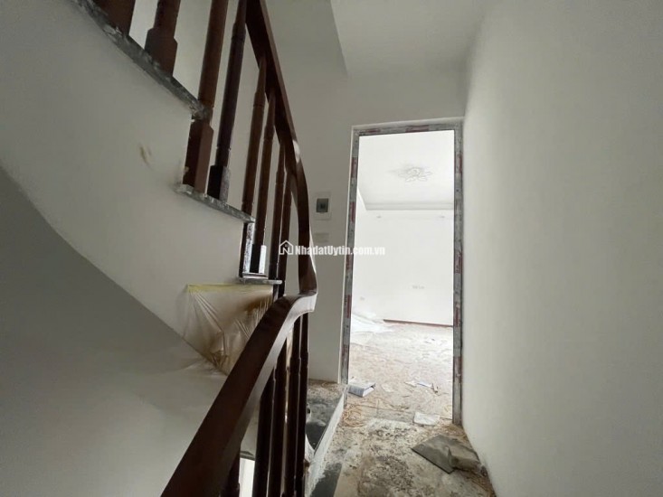 Bán nhà Đức Giang, 30m, Tiện ích ngập tràn, Nhà mới xây. Nội thất cơ bản . Sổ đỏ cất két. Gía chỉ 6x tỷ ( có tl)