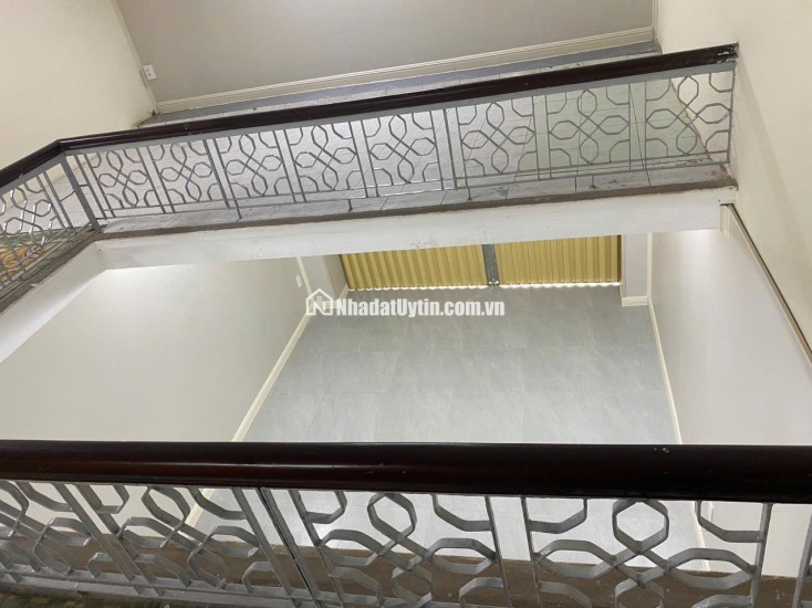 Cho thuê mặt phố Hàng Chĩnh, nhà mới sửa sạch đẹp