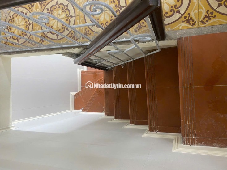 Cho thuê mặt phố Hàng Chĩnh, nhà mới sửa sạch đẹp