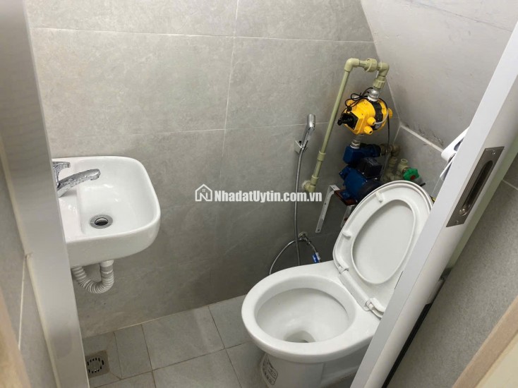 Cho thuê mặt phố Hàng Chĩnh, nhà mới sửa sạch đẹp