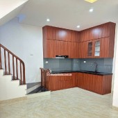 Bán nhà ở Đức Giang, 30m ra mặt phố, nhiều tiện ích. nhà 30,5m. giá 6x tỷ , x tiểu học ( có tl )