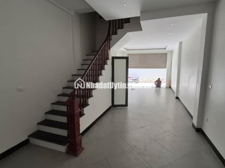 Nhà mặt phố ô tô tránh, mới xây xong, kinh doanh sầm uất, tiềm năng tăng giá tốt.