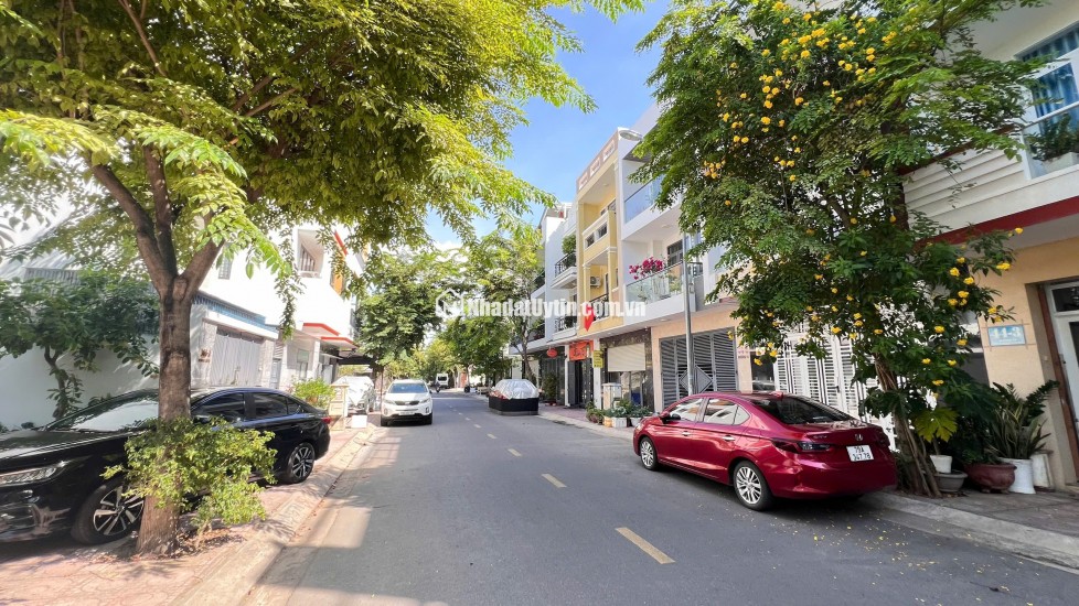 Nhà 3 Tầng Mới Hiện Đại Có Thang Máy Tiện Nghi Trong Khu Đô Thị Văn Minh Ở Nha Trang.