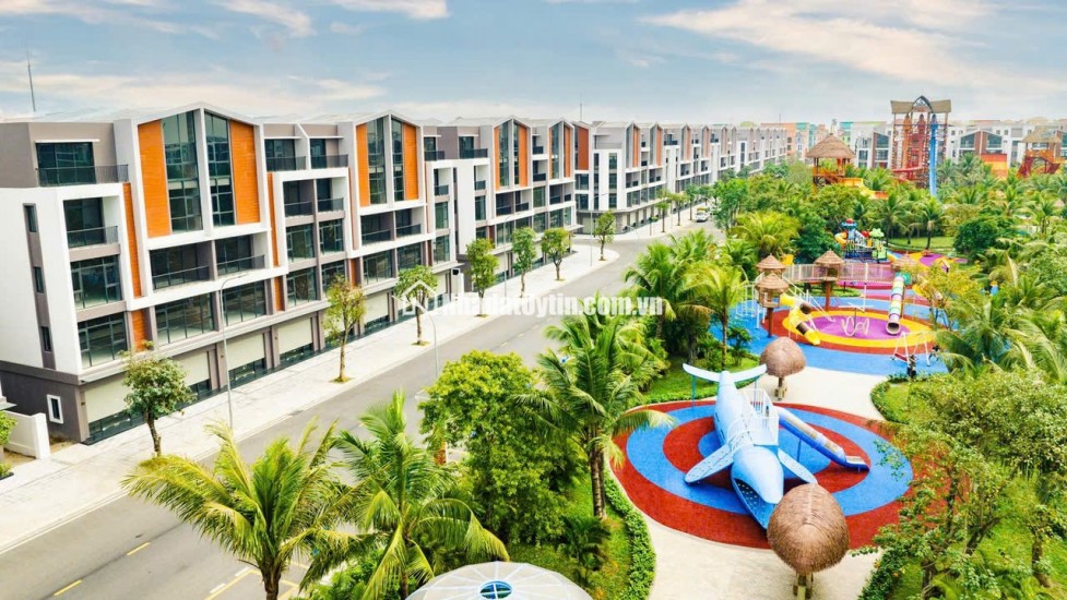 Bán căn liền kề xẻ khe tại phố biển oceanpark 3. Vị trí rất đẹp thuận tiện , nhà thoáng sáng . Gía rẻ hơn tới 30%.Dt 119m2- Nhỉnh 16 tỷ