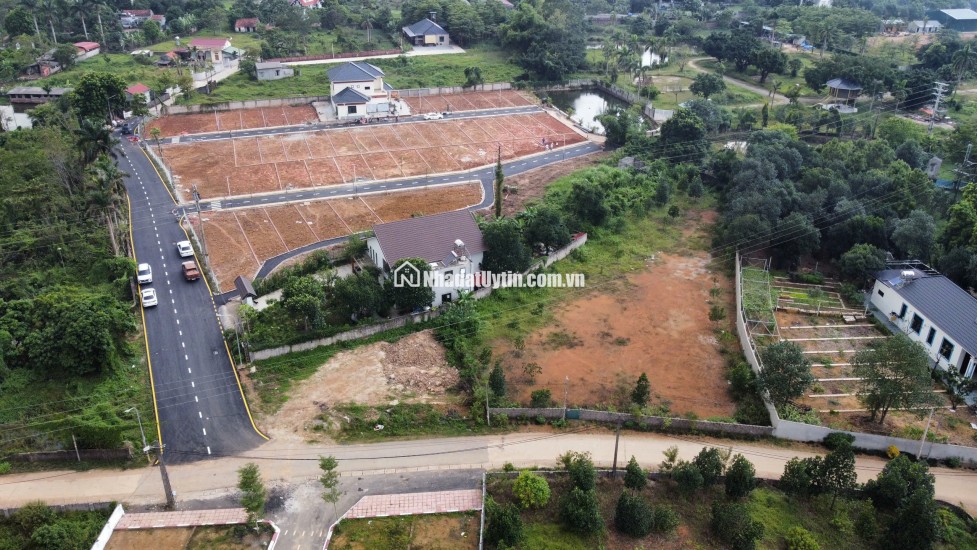 Chính chủ cần bán nhanh lô góc hoa hậu tại Hòa Lạc, dt 100m2, full thổ cư, gần QL21, khu CNC, ĐHQG