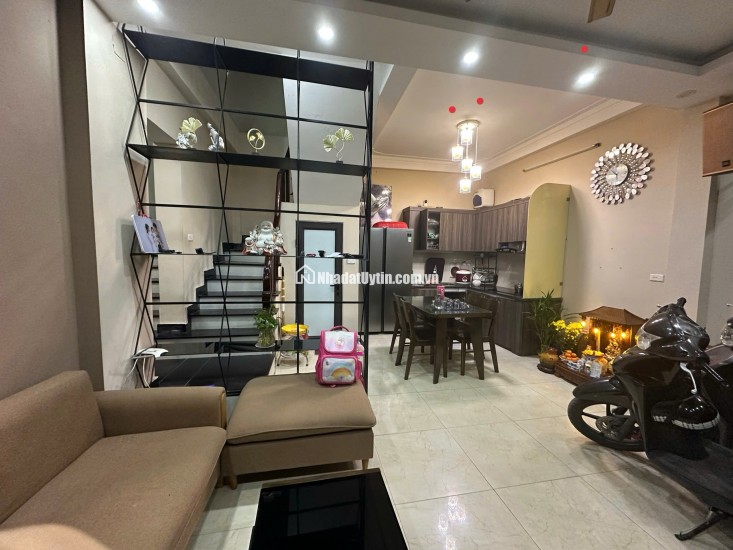 BÁN NHÀ PHÚC LỢI LONG BIÊN DT 37M2 Ô TÔ GẦN TRẺ CON ĐI HỌC HAI BƯỚC Ở SƯỚNG