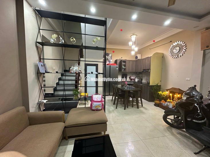 BÁN NHÀ PHÚC LỢI LONG BIÊN DT 37M2 Ô TÔ GẦN TRẺ CON ĐI HỌC HAI BƯỚC Ở SƯỚNG