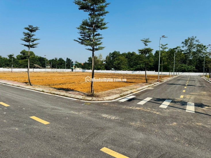 . Giá thấp nhất lô đất 100m2 gần Phú Cát, khu vực trung tâm Hòa Lạc. Phù hợp xây trọ, đầu tư sinh lời, kết nối Metro 5 – Quốc Lộ 21. Liên hệ xem đất