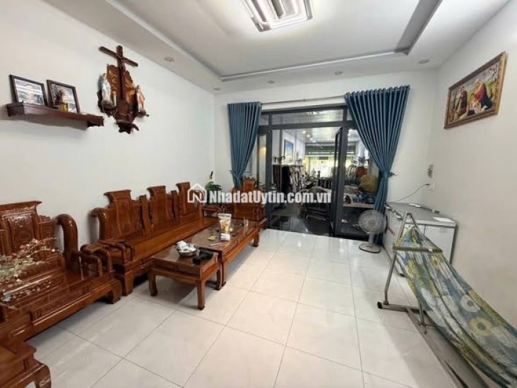 + BÁN NHÀ LÊ VĂN KHƯƠNG QUẬN 12
+ Dt : 4.4m x 15m 63m2
+ Kc : 3 tầng 3pn
+ Giá : 7 Tỷ