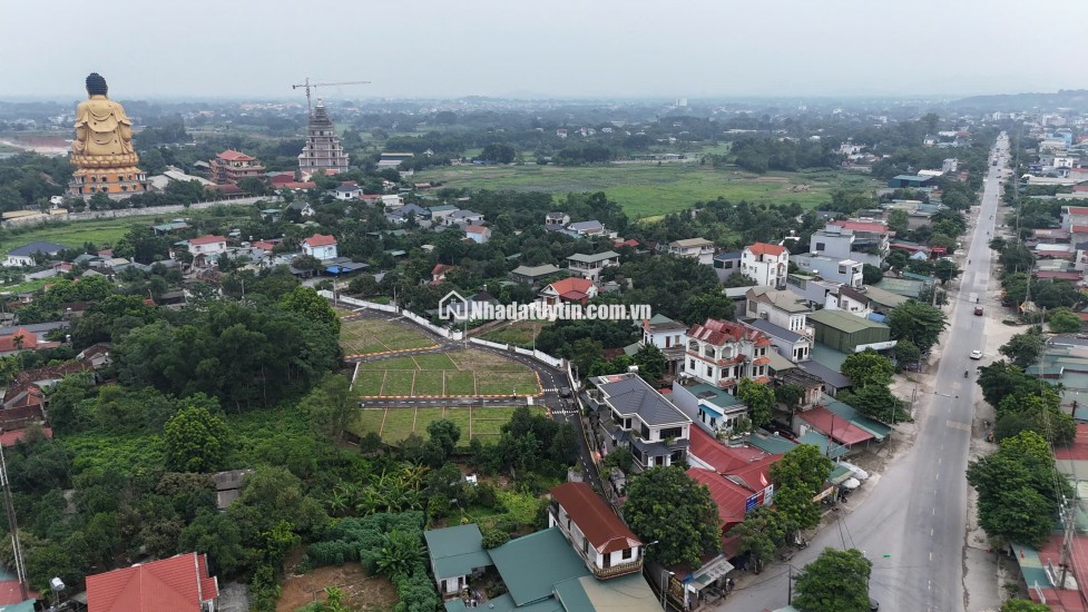 Chính chủ cần bán lô ngoại giao - trục chính rộng 10m - gần đại học QGHN, CNC,mặt đường QL21 - sẵn sổ, full thổ cư