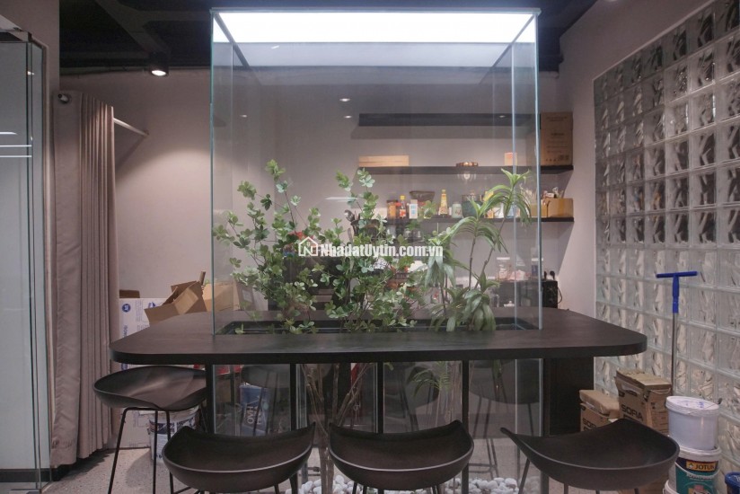 SANG MẶT BẰNG VĂN PHÒNG 80M2 ĐANG THUÊ Ở MẶT TIỀN ĐƯỜNG NGUYỄN CẢNH CHÂN Q1. LH:0765777099.