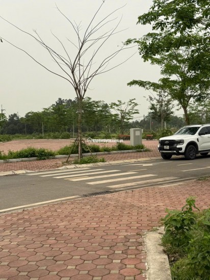 Bí mật lô đất 100m2 gần Quốc Lộ 21, khu vực trung tâm Hòa Lạc. Phù hợp xây trọ, đầu tư sinh lời, kết nối Metro 5 – Quốc Lộ 21. Liên hệ xem đất ngay.