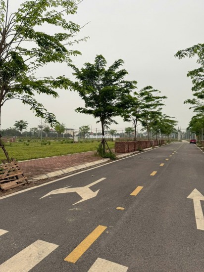 Bí mật lô đất 100m2 gần Quốc Lộ 21, khu vực trung tâm Hòa Lạc. Phù hợp xây trọ, đầu tư sinh lời, kết nối Metro 5 – Quốc Lộ 21. Liên hệ xem đất ngay.